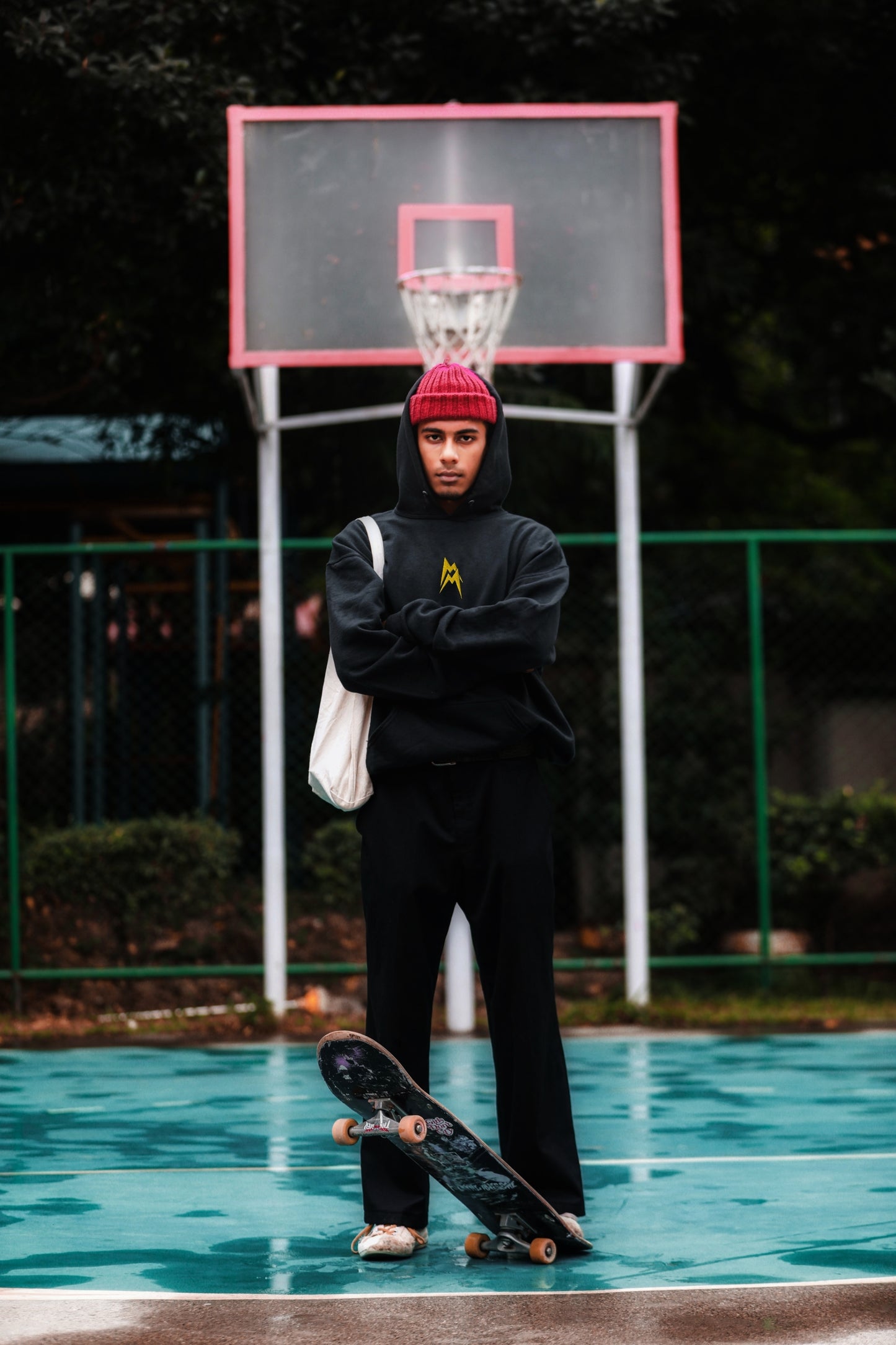 Unisex - Mainey Hoodie / Black / Gesticktes Logo Yellow